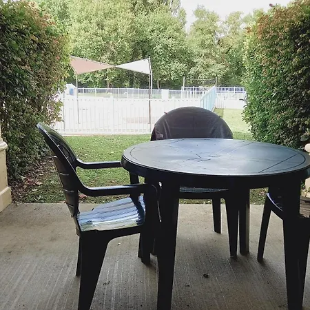 Maison Avec Piscine Chauffée En Résidence, 4 Ou 5 Pers, Rdc, Et Nature Сasa de vacaciones Monflanquin