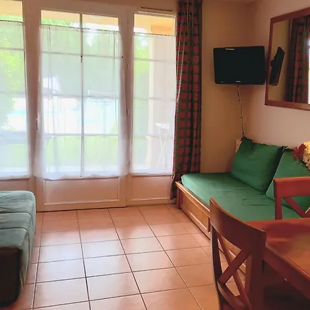 Semesterbostad Maison Avec Piscine Chauffee En Residence, 5 Pers, Rdc, Et Nature Monflanquin