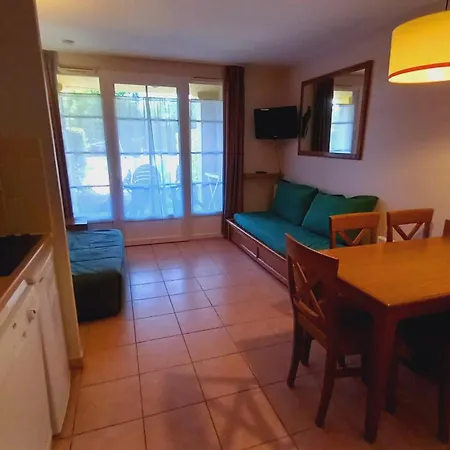 Maison Avec Piscine Chauffee En Residence, 5 Pers, Rdc, Et Nature Semesterbostad Monflanquin