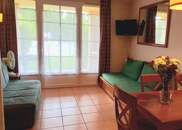 Feriehus Maison Avec Piscine Chauffee En Residence, 4 Ou 5 Pers, Rdc, Lac, Nature Et Peche Monflanquin